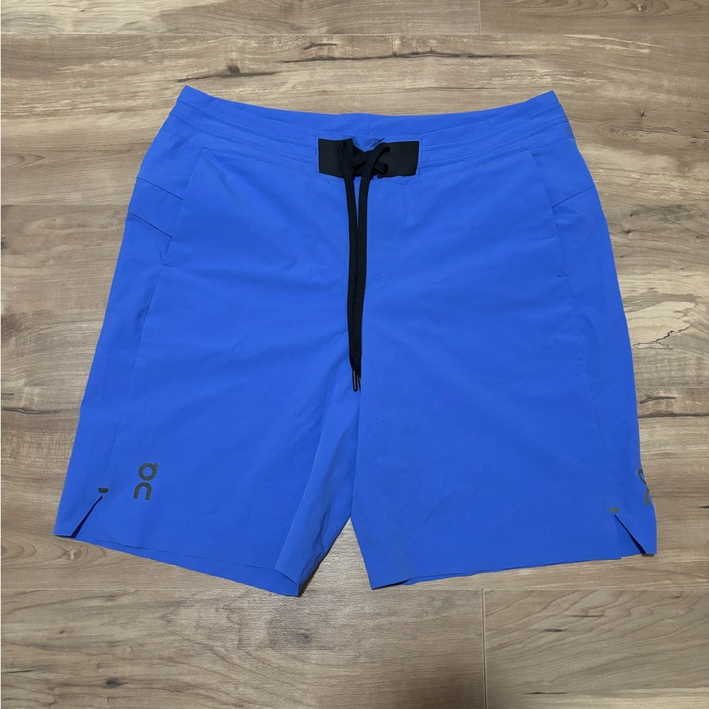 ON RUNNING men’s hybrid shorts in blue!
